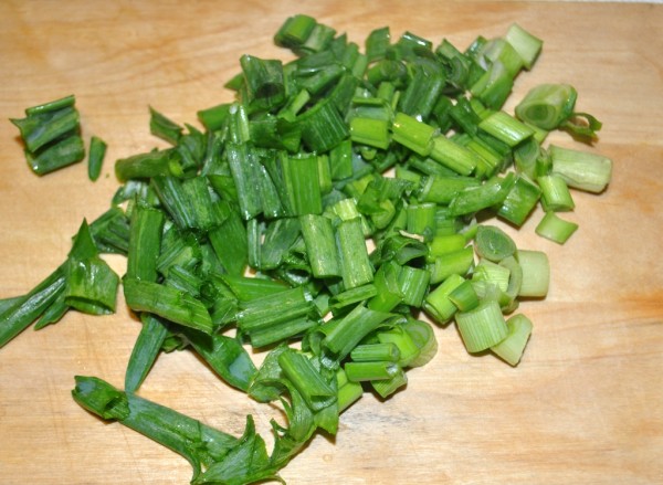 Зеленый лук для соус-салата с огурцами и редисом